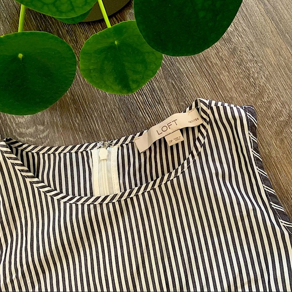 Ann Taylor LOFT peekaboo shoulder short sleeve dress. Size 2 petites. - Picture 3 of 3